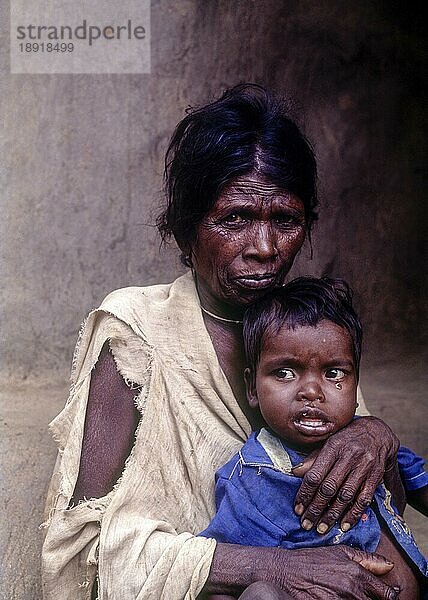 Jenu Kurumba Stammesangehöriger mit Sohn in Nagarhole  Karnataka  Südindien  Indien  Asien