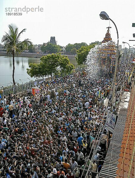 Besprengung von Gläubigen in der Tempelprozession mit Wasser  um sie abzukühlen  in Mylapore  Chennai  Tamil Nadu  Indien  Asien