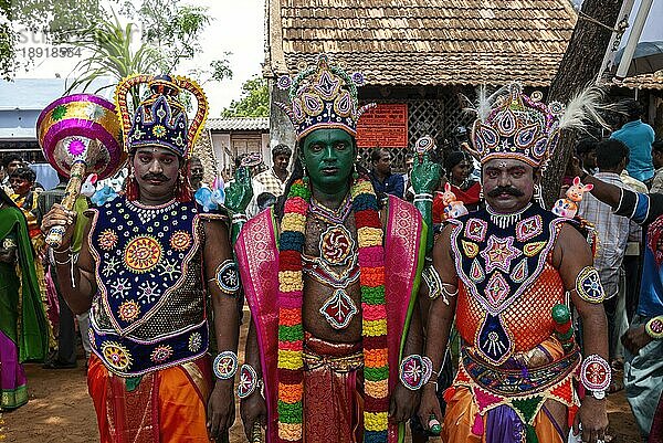 Das Bild von Männern  die als verschiedene Hindugötter gekleidet sind  beim Dasara Dussera Dusera Festival am Kulasai Kulasekharapatnam in der Nähe von Tiruchendur  Tamil Nadu  Südindien  Indien  Asien