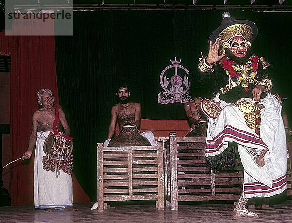 Koodiyattam Kodiyattom ist das sanskritische Theater von Kerala  das vor zwei Jahrtausenden entstanden sein soll. Kerala Kalamandalam in Cheruthuruthy oder Vallathol Nagar  Kerala  Südindien  Indien  Asien