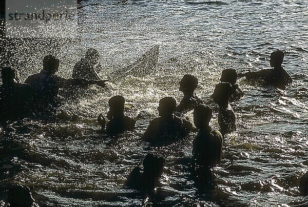 Zuschauer spielen mit Wasser während des Schlangenbootrennens in Payippad bei Haripad  Kerala  Südindien  Indien  Asien