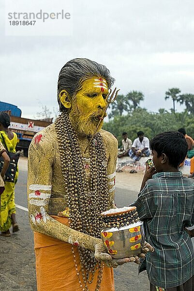 Mann mit Eisenspeer in der Zunge und mit Rudraksha-Girlanden  Vaikasi Visakam Festival in Tiruchendur  Tamil Nadu  Südindien  Indien  Asien