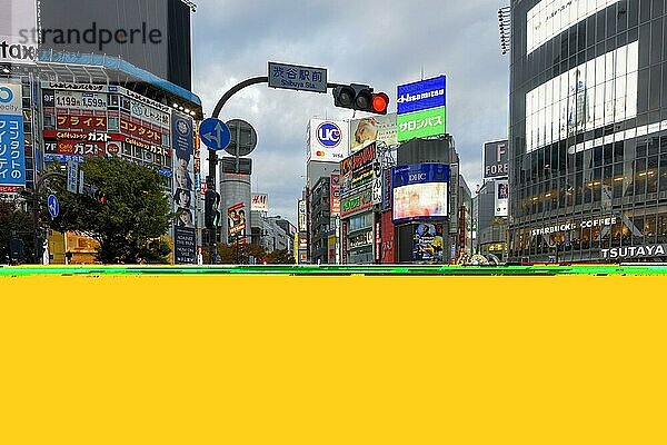 Menschen überqueren die Shibuya-Kreuzung  meist frequentierte Kreuzung der Welt  Shibuya  Tokio  Japan  Asien