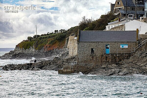 Blick auf das Old Lifeboat House in Porthleven  Cornwall  am 11. Mai 2021. Zwei nicht identifizierte Personen  PORTHLEVEN  CORNWALL  Großbritannien  Europa