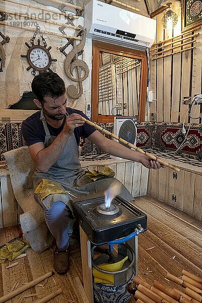 Herstellung von Ney in der Rizvaniye Madrasa  Türkei  am 07. September 2018. Ney ist ein traditionelles Holzblasinstrument  Sanliurfa  Türkei  Asien