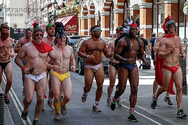 Freunde joggen durch die Straßen von London  Großbritannien  am 27. Juli 2013. Nicht identifizierte Menschen  LONDON  Großbritannien  Europa
