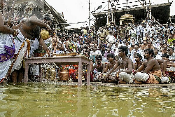 Pooja Puja Abhisheka zu urchava Gottheit während Ganesh Chaturthi Vinayak Chaturthi Festival in Sri Karpaga Vinayakar Tempel in Pillaiyarpatti in der Nähe von Karaikudi  Tamil Nadu  Südindien  Indien  Asien durchgeführt  Asien