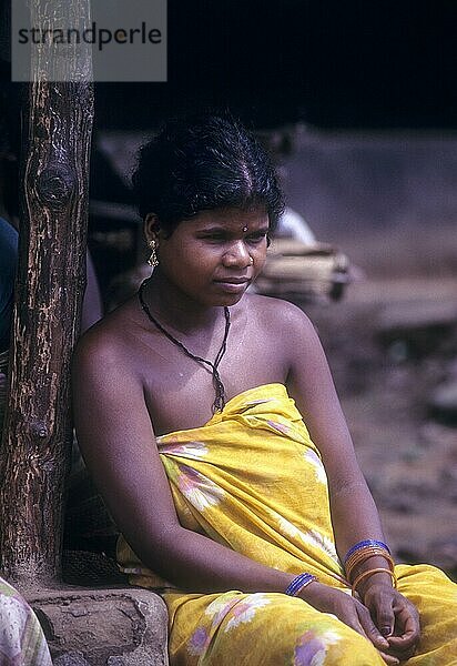 Betta kurumba Stammesfrau vor der Hütte in Mudumalai  Tamil Nadu  Südindien  Indien  Asien