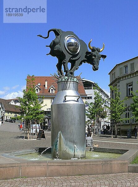 Brunnen in Form einer Kuh auf einer Milchkanne  Milchkuh  Ku (h) riosum  Altstadt Bietigheim-Bissingen  Baden-Württemberg  Deutschland  Europa