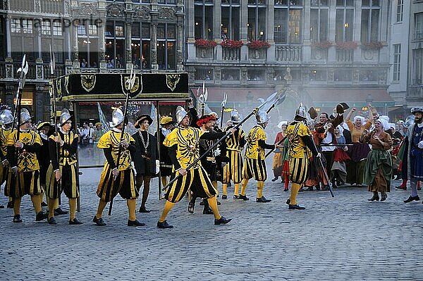 Menschen in historischen Kostümen  Umzug 'Ommegang'  Brüssel  Belgien  Europa