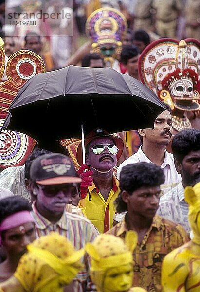 Zuschauer beim Athachamayam Fest in Thripunithura während Onam in der Nähe von Ernakulam  Kerala  Südindien  Indien  Asien