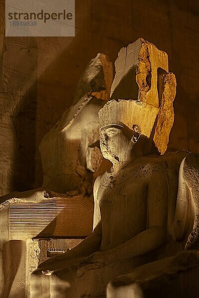 Statue im Luxortempel am Abend