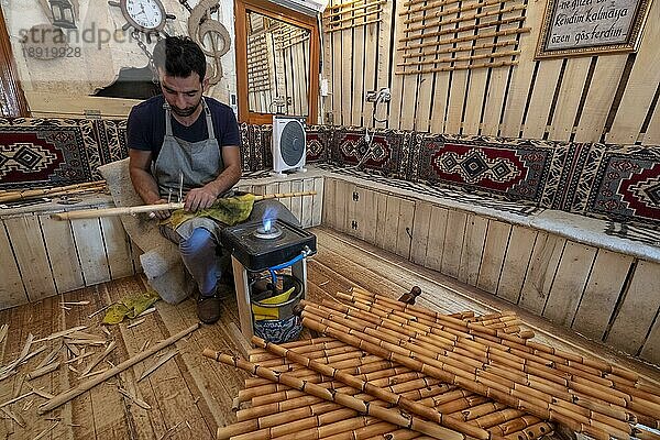 Herstellung von Ney in der Rizvaniye Madrasa  Türkei  am 07. September 2018. Ney ist ein traditionelles Holzblasinstrument  Sanliurfa  Türkei  Asien