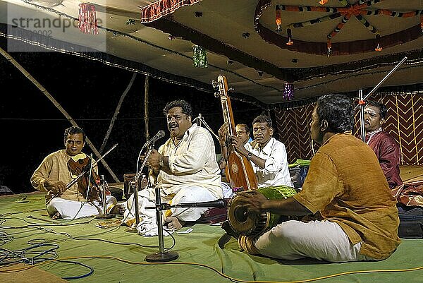 Klassische indische Musik während des Vinayak Chaturthi Ganesh Chaturthi Festes im Sri Karpaga Vinayakar Tempel in Pillaiyarpatti bei Karaikudi  Tamil Nadu  Südindien  Indien  Asien