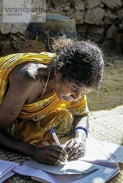 Eine alte Stammesangehörige studiert im Rahmen des Bildungsprogramms für ältere Menschen in Anaikatty  Tamil Nadu  Südindien  Indien  Asien