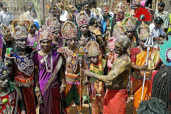 Das Bild der Männer gekleidet als verschiedene Hindu-Götter und Göttin in Dasara Dussera Dusera Festival in Kulasai Kulasekharapatnam in der Nähe von Tiruchendur  Tamil Nadu  Südindien  Indien  Asien