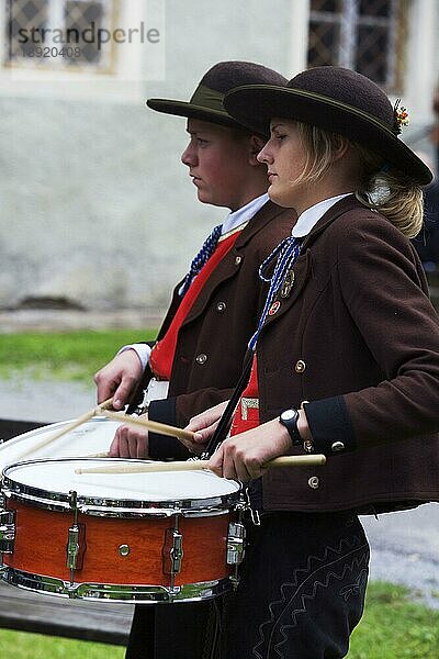 Trommler in Trachten  Thomatal  Lungau  Salzburger Land  Trachten- und Blassmusikverein  Musik  musizieren  Österreich  Europa