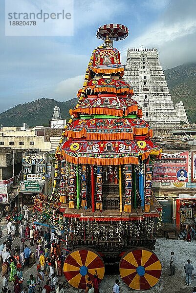 Wagenprozession während des Karthigai Karthiga Deepam Festivals im Arulmigu Arunachaleswarar Annamalaiyar Annamalai Tempel in Thiruvannamalai Tiruvannamalai  Tamil Nadu  Südindien  Indien  Asien. Das Karthigai Deepam Festival wird jedes Jahr im tamilischen Monat November - Dezember gefeiert  Asien