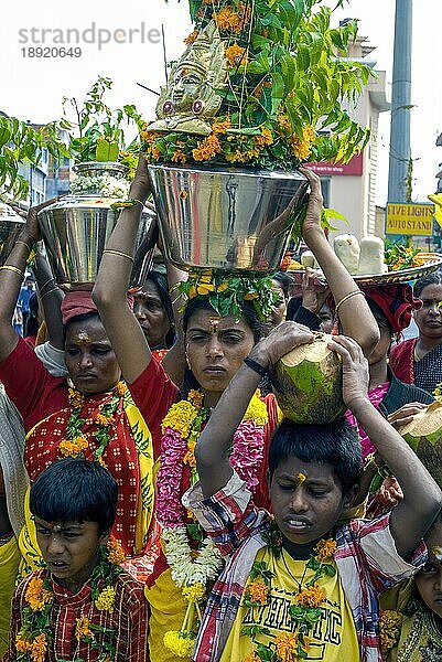 Menschen feiern das Mariamman-Fest in Ooty Udhagamandalam  Nilgiris  Tamil Nadu  Südindien  Indien  Asien