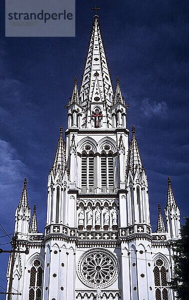 Die 1840 erbaute Kirche unserer Lieben Frau von Lourdes ist die Nachbildung der Basilika von Lourdes in Tiruchirappalli Trichy  Tamil Nadu  Südindien  Indien  Asien. Gallischkatholischer Stil  Asien