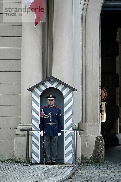 Soldat der Tschechischen Republik bewacht den Eingang zur Prager Burg