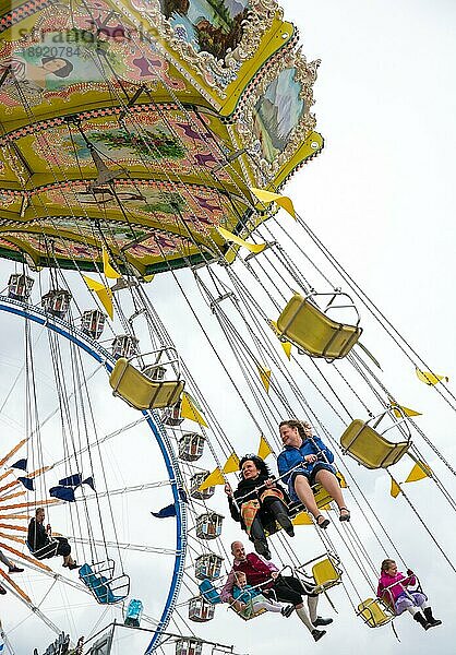 MÜNCHEN  DEUTSCHLAND 19. SEPTEMBER: Menschen in einem Chairoplane auf dem Oktoberfest in München  Deutschland am 19. September 2017. Das Oktoberfest ist das größte Bierfest der Welt mit über 6 Millionen Besuchern pro Jahr