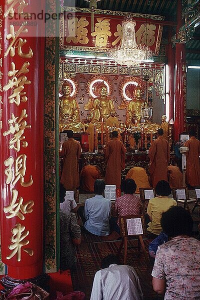 Betende Menschen in Tempel  Chinatown  Bangkok  Thailand  Asien