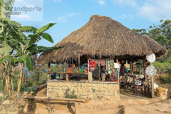 Straßenverkäufer in seinem Kiosk und Marktstand auf dem Weg zum Ella Felsen in der Uvaprovinz von Sri Lanka. Halt für Touristen und Einheimische zum Ausruhen und Erfrischen