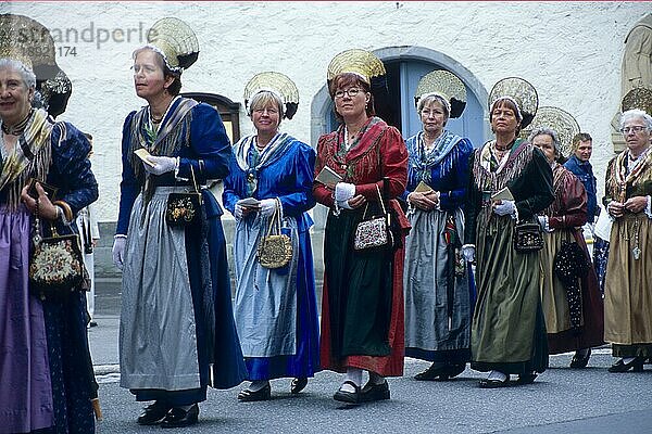 Frauen bei Schwedenprozession  Überlingen  Bodensee  Baden-Württemberg  Deutschland  Europa