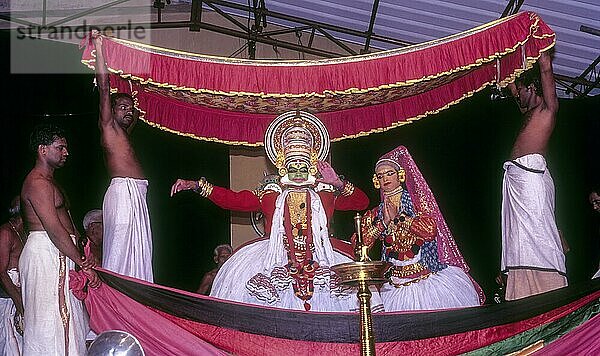 Dharma Putrar Pacha Green edel und Panchali Minukku strahlende Figuren im Kathakali  Kerala Kalamandalam  Cheruthuruthy bei Soranur  Kerala  Südindien  Indien  Asien