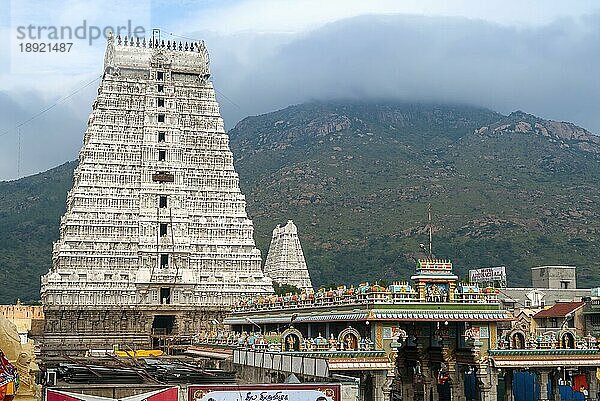 Arunachaleswarar Annamalaiyar Annamalai-Tempel in Thiruvannamalai Tiruvannamalai  Tamil Nadu  Südindien  Indien  Asien. Fünf verschiedene Tempel wurden Lord Siva gewidmet  um ihn in Form der fünf Elemente der Natur  nämlich Erde  Wasser  Wind  Feuer und Äther  zu verehren. Lord Shiva wird hier als Feuer verehrt  Asien