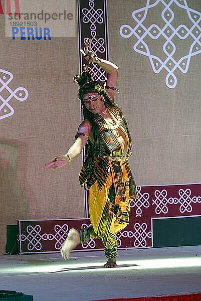 Shiva Tandava Tanz in Bharatanatyam  klassischer Tanz aus Tamil Nadu  Indien  Asien