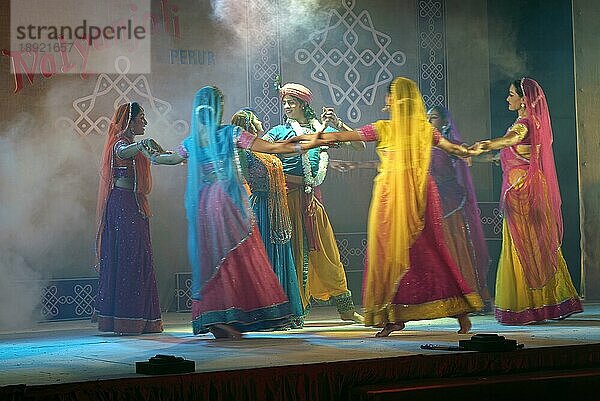 Kathak-Tanz beim Natiyanjali-Festival im Perur-Tempel  Tamil Nadu  Indien  Asien