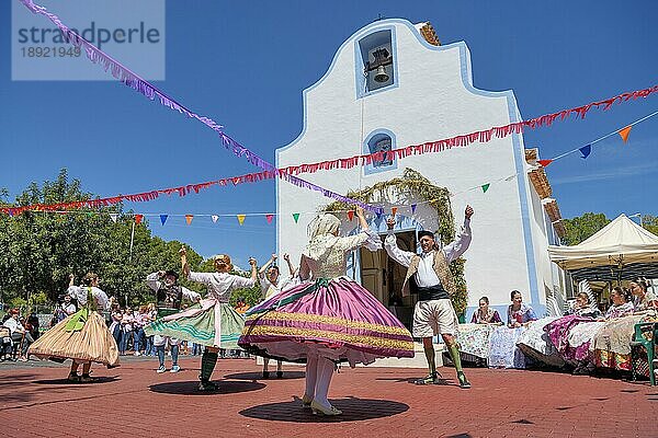 Tanzgruppe in traditionellen Kleidern vor der Kapelle Ermita de San Vicent  jährliche Fiesta zur Ehrung des gleichnamigen Heiligen in Cautivador oder Captivador  Gemeinde La Nucía  Provinz Alicante  Land Valencia  Costa Blanca  Spanien  Europa