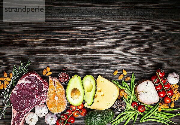 Ketogenic wenig Kohlenhydrate Zutaten für gesunde Gewichtsabnahme Diät  Draufsicht  Kopie Raum. Keto-Lebensmittel auf hölzernem Hintergrund: Fleisch  Fisch  Avocado  Käse  Gemüse  Nüsse Saubere Ernährung  gesunde Fette