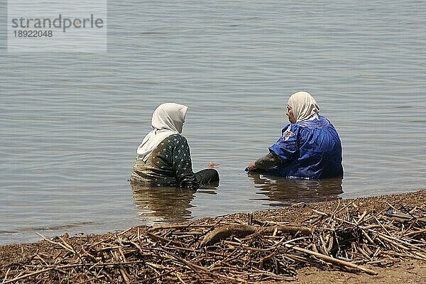 Zwei Frauen baden im Toten Meer  Jordanien  Asien