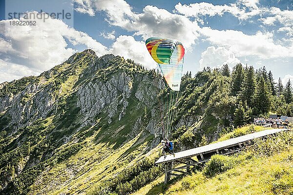 SCHWANGAU  DEUTSCHLAND 23. AUGUST: Unbekannter Gleitschirmflieger auf dem Tegelberg in Schwangau  Deutschland  am 23. August 2015. Der Tegelberg ist eines der beliebtesten Gleitschirmfluggebiete in Deutschland. Foto vom Tegelberg aufgenommen  Europa