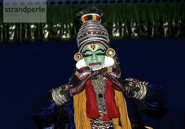 Pacha Green noble und der göttliche Charakter in Kathakali  Kerala Kalamandalam Koothambalam Tempel Theater Cheruthuruthy in der Nähe von Soranur  Kerala  Südindien  Indien  Asien