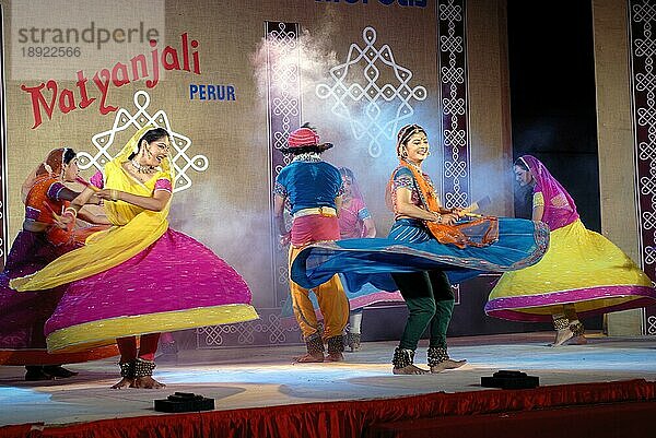 Kathak-Tanz beim Natiyanjali-Festival im Perur-Tempel  Tamil Nadu  Indien  Asien