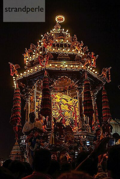 Geschmückte Urchava-Gottheiten von Subrahmanya mit seinen Gefährtinnen Valli und Devayanai Devasena auf dem Tempelwagen während des Karthigai Karthiga Deepam Festivals im Arulmigu Arunachaleswarar Annamalaiyar Annamalai Tempel in Thiruvannamalai Tiruvannamalai  Tamil Nadu  Südindien  Indien  Asien