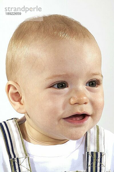 Porträt eines kleinen Jungen vor weißem Hintergrund