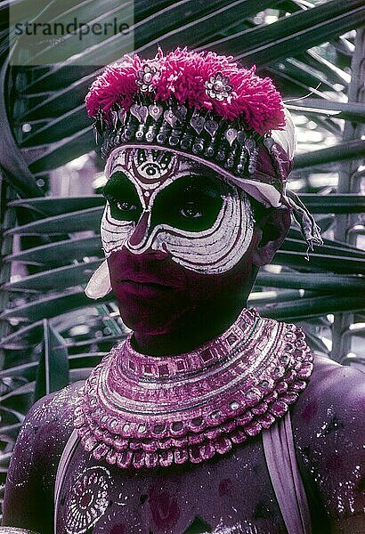 Theyyam-Künstler bei einer Festprozession in Thrissur Trichur  Kerala  Südindien  Indien  Asien