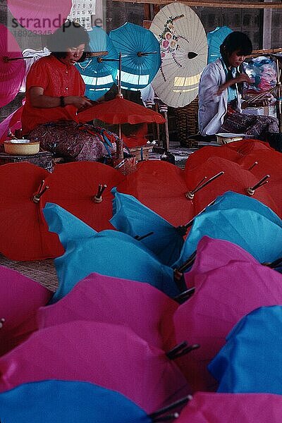 Frauen bei Herstellung von Schirmen  Dorf der  Bo Sang  Thailand  Asien