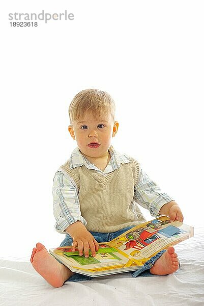 Junge mit Kinderbuch  freistellbar  Freisteller