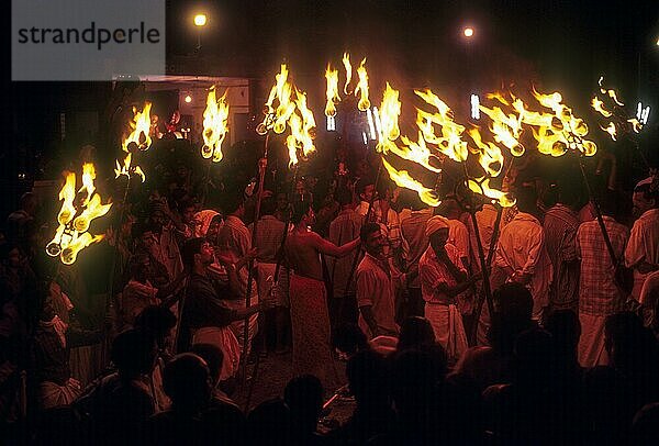 Fackelträger beim Pooram-Fest in Thrissur Trichur  Kerala  Südindien  Indien  Asien