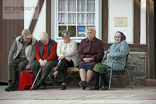 Senioren auf Bank  Homberg an der Efze  Hessen  Deutschland  Europa