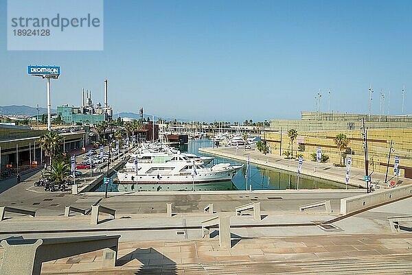 Der Yachthafen Port Forum im Norden Barcelonas  in dem viele Schiffe festmachen. In der Nähe befindet sich ein Elektrizitätswerk  das die Energieversorgung der Stadt sicherstellt