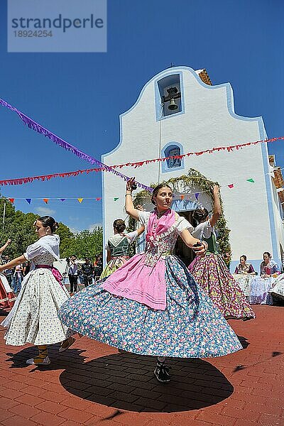 Frauen in traditionellen Kleidern tanzen vor der Kapelle Ermita de San Vicent  jährliche Fiesta zur Ehrung des gleichnamigen Heiligen in Cautivador oder Captivador  Gemeinde La Nucía  Provinz Alicante  Land Valencia  Costa Blanca  Spanien  Europa