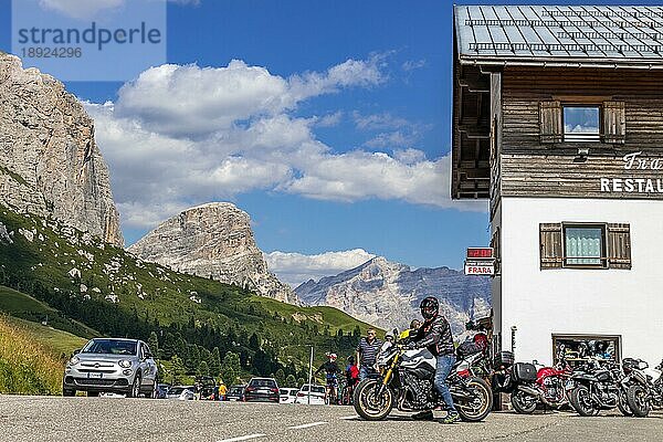 GARDENA PASS  SÜDTIROL/ITALIEN - 8. AUGUST : Frara-Hütte Grödnerjoch  Südtirol  Italien am 8. August 2020. Nicht identifizierte Personen