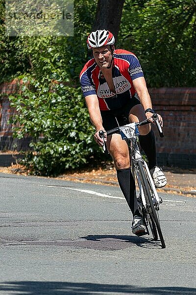 CARDIFF  WALES/UK - 8. JULI: Ein Radfahrer nimmt am 8. Juli 2018 am Velothon Cycling Event in Cardiff  Wales  teil. Eine nicht identifizierte Person